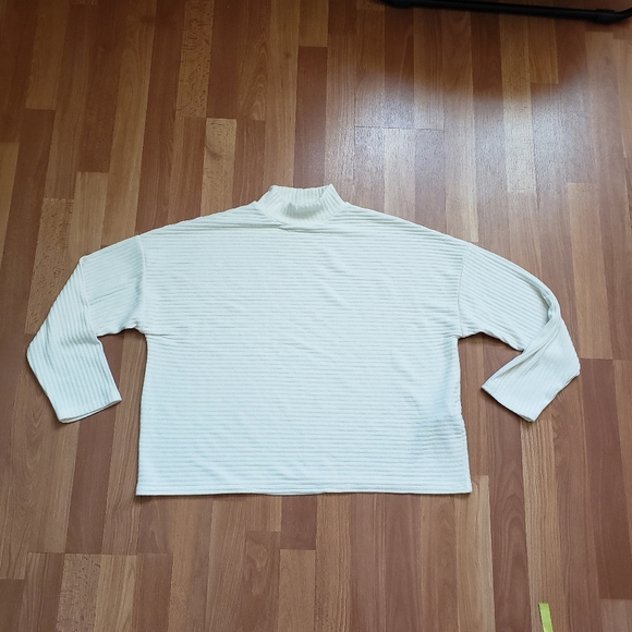 Forever 21 Sweaters - Forever21 white mockneck cropped wide sweater